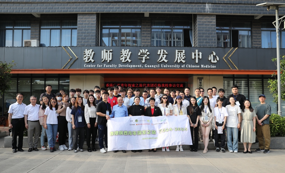 我校师生代表与全体团员合影留念