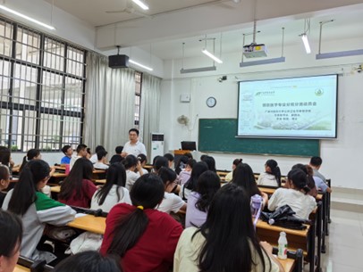 图2 李海教授正在与学生进行交流互动