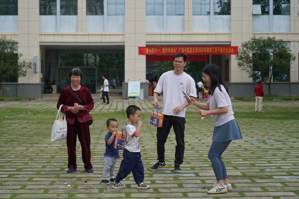 教职工家庭开始趣味健步
