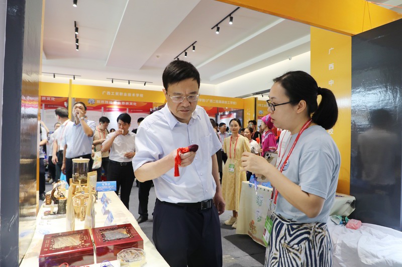 自治区党委教育工委书记、教育厅党组书记、厅长刘友谊参观我校展区