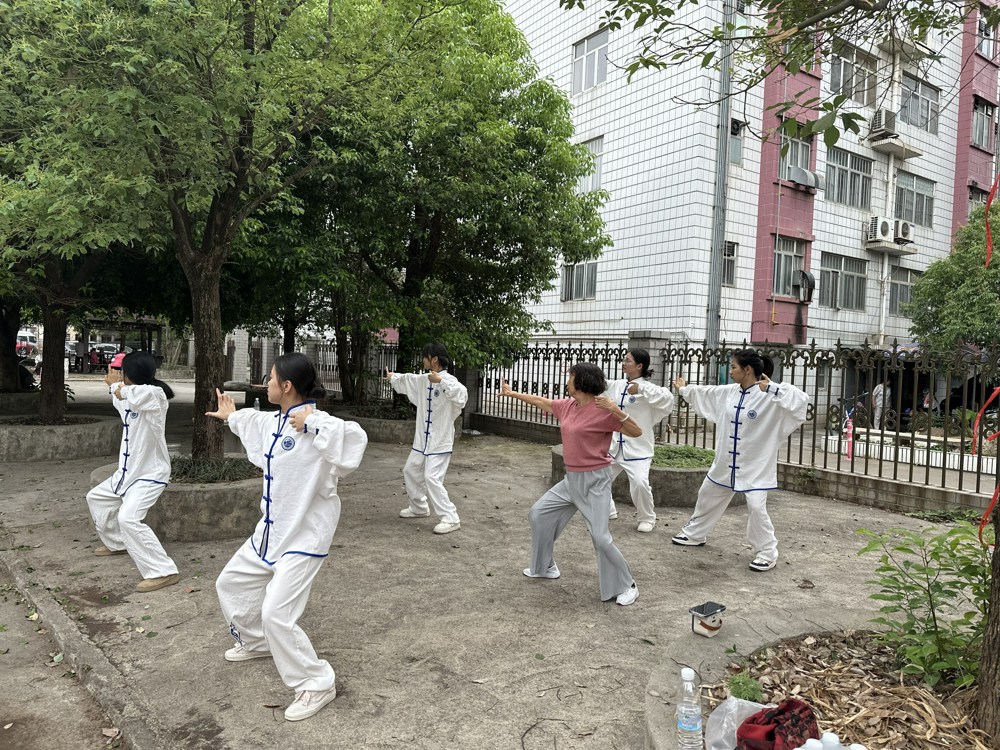 志愿者向居民传授强身保健功法