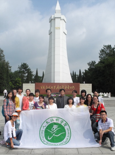 参观百色起义纪念碑