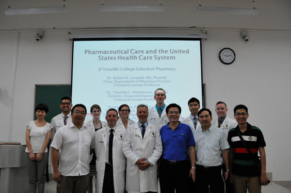 我校代表与美国督优维尔学院药学系师生代表合影