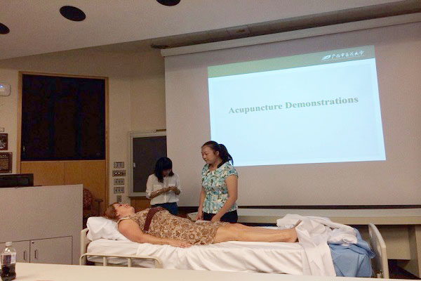 我校研究生向美国师生展示针灸疗法