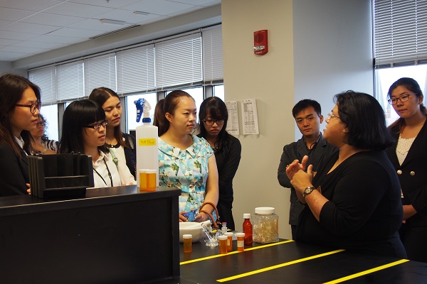 药学教授讲解合成药物