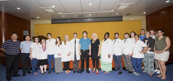 国际教育学院领导、工作人员与美国、德国师生合影