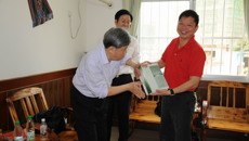 成都中医药大学民族医药学院张艺院长一行到我院参观交流