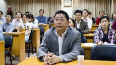 瑞康医院组织职工收看蓝云同志先进事迹报告会电视直播