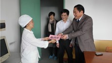 制药厂开展2013年困难党员、职工春节慰问活动