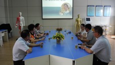 西宁卫生学校代表团到附设中医学校参观考察