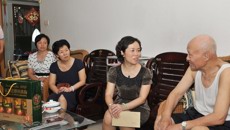 一附院党委书记李敏智亲切慰问医院老党员、困难党员