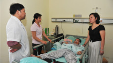 一附院党委书记李敏智重阳节深入病房慰问卧病在床病人