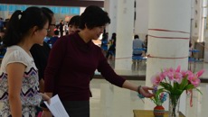 广西中医学校成功举办首届女生节手工艺品制作展示赛