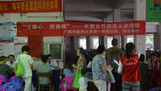 一附院在金湾花城小区开展“寸草心 报春辉——关爱女性健康”义诊活动