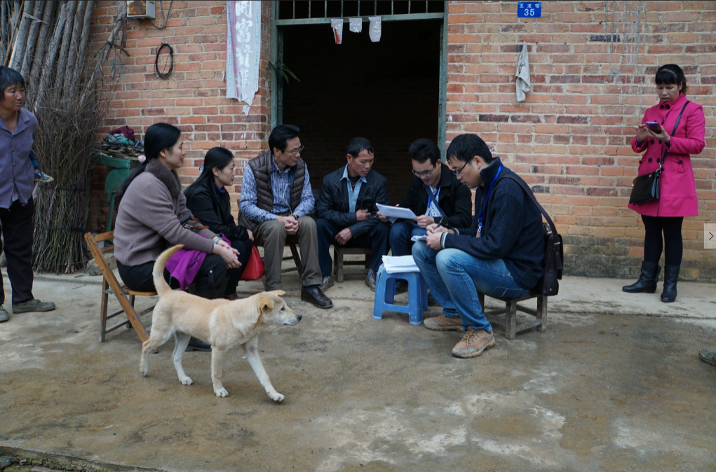 与村委干部交流