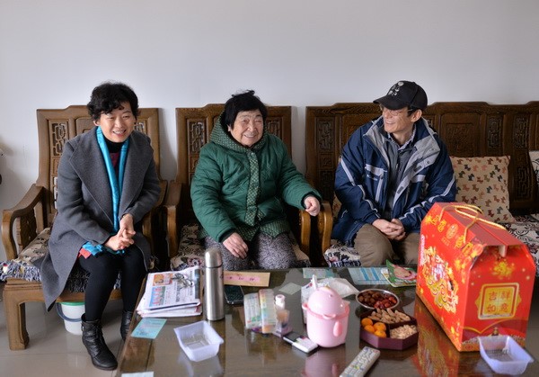 慰问离休干部赵淑明