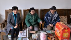 护理学院领导春节前夕走访慰问离退休职工代表