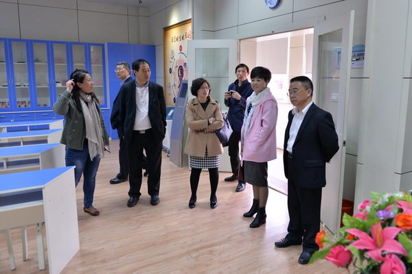 参观中医诊查实训室