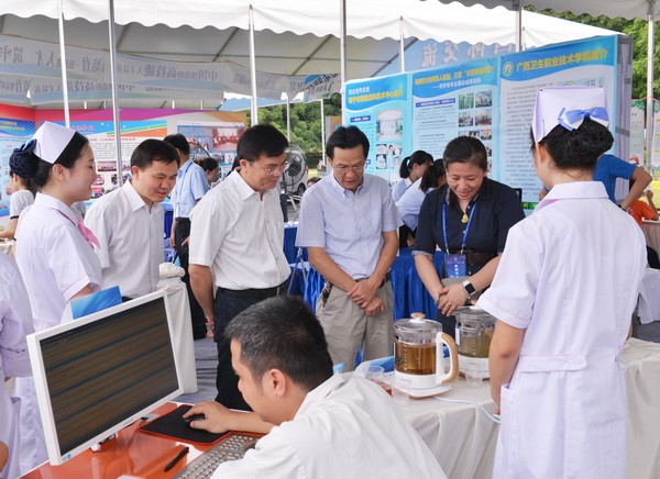冼锦华书记（中）为参展领导讲解