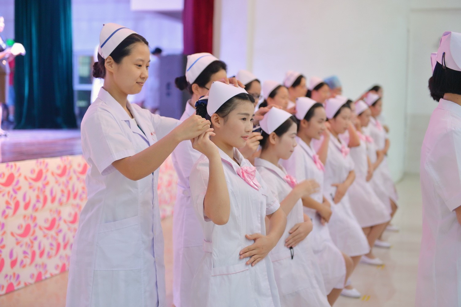 老师们为同学们带上圣洁的燕尾帽