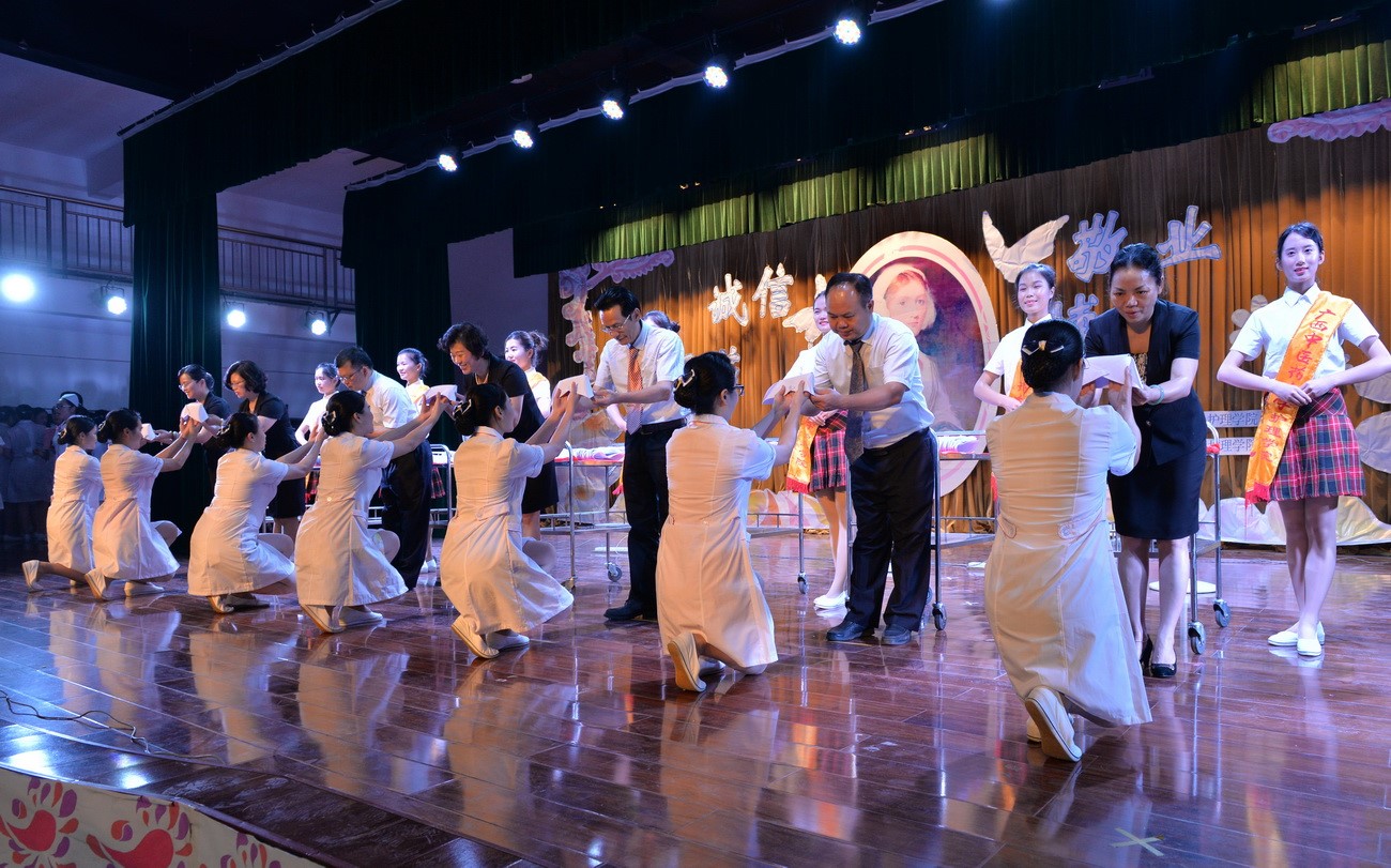 领导、嘉宾们为同学们授帽