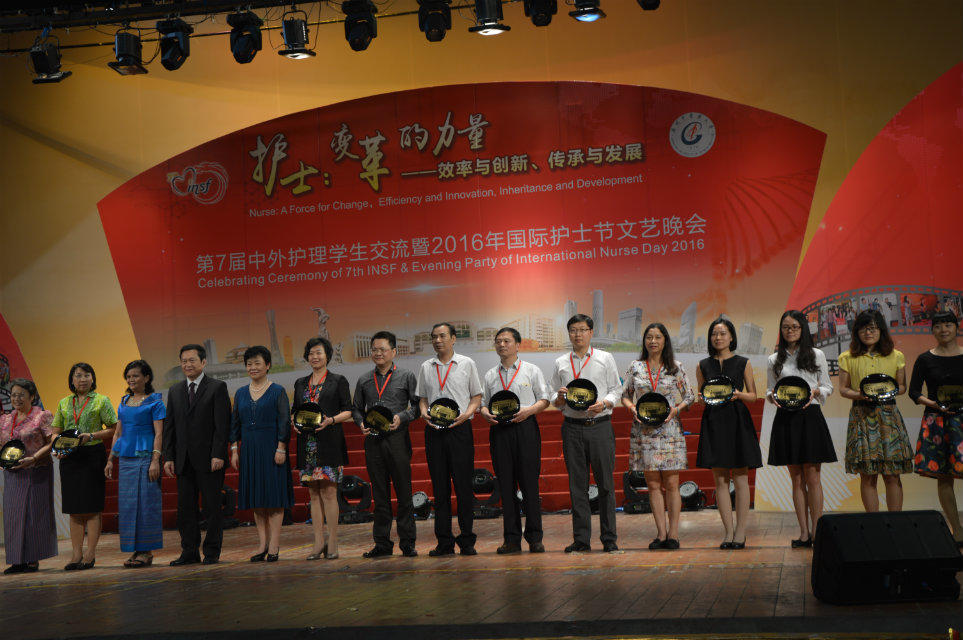 吴彬院长受邀上台领取纪念品