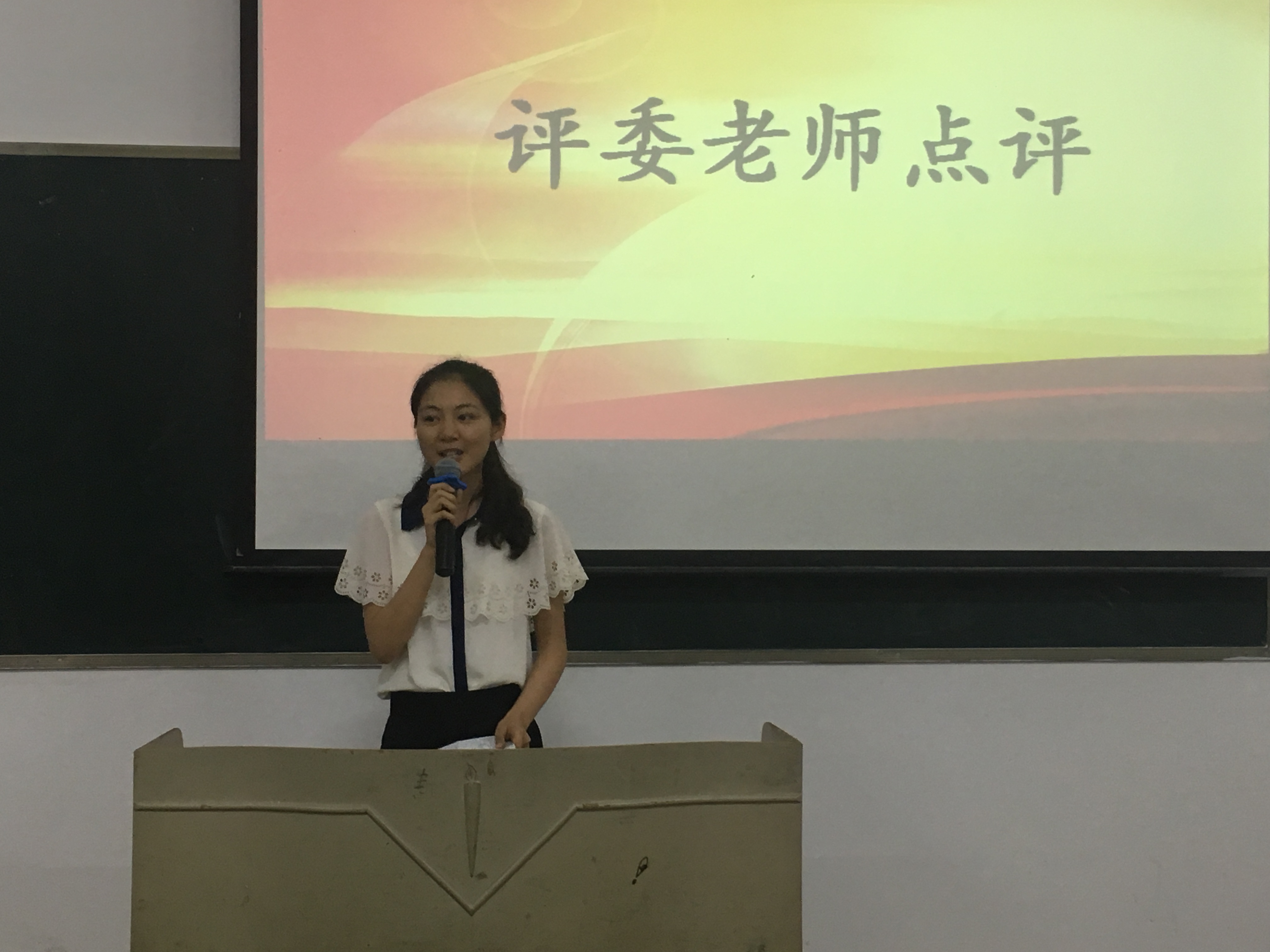 中医专业部廖爱妮老师对选手的精彩表演进行点评