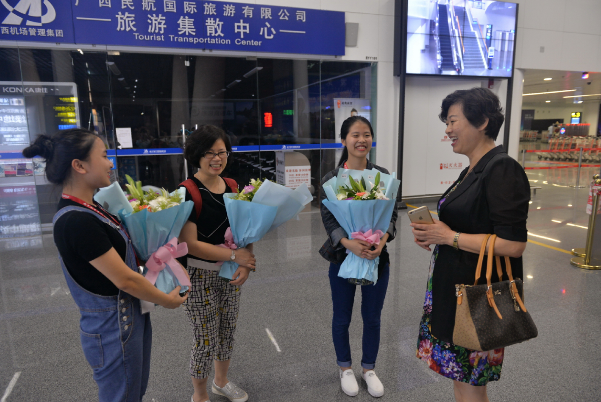 接机现场充满欢声笑语