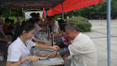 高职院举办“当先锋、做奉献、暖群众”义诊活动