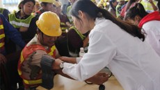 立足岗位学雷锋 服务民众献爱心——2017星空彩票老版本下载学雷锋活动综述