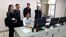 学校领导到升级后的视频监控中心检查工作