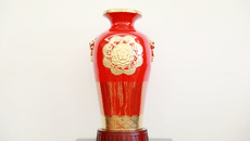 中央代表团赠送我校《同心》瓶