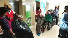 瑞康医院社工部开展爱心义剪进病房活动