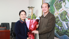 自治区党委常委、秘书长黄伟京慰问我校优秀专家代表刘永宏、滕红丽