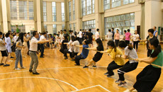 我校举行教职工拔河比赛