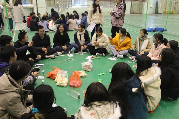 新老贫困生趣味交流会活动照片2