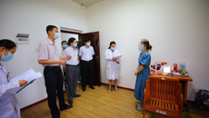 真情隔不断 关爱暖人心 学校领导看望隔离留观学生