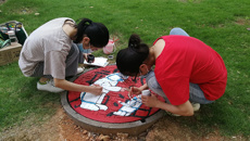 井盖挥豪传情 致敬白衣天使 我校举办首届校园井盖涂鸦大赛