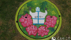 【人民网】井盖挥饰传情 致敬白衣天使 星空彩票老版本下载举办首届校园井盖涂鸦大赛