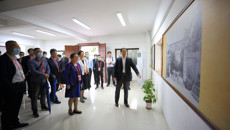 出席全国中医药院校校长研讨会的领导嘉宾参观我校