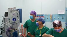 “嘘！韩医生睡着了！”