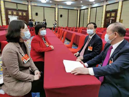 谢尚果、戴铭、黄晓娟、杜丽群4位委员会后坐在一起，畅谈现场聆听习近平总书记看望医药卫生界教育界委员并发表重要讲话的体会。李芳林 摄