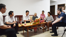 尤剑鹏书记慰问红八军军长俞作豫烈士后代、瑞康医院退休医师俞述慕