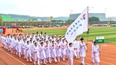 我校举办体育文化节第四十四届大学生田径运动会