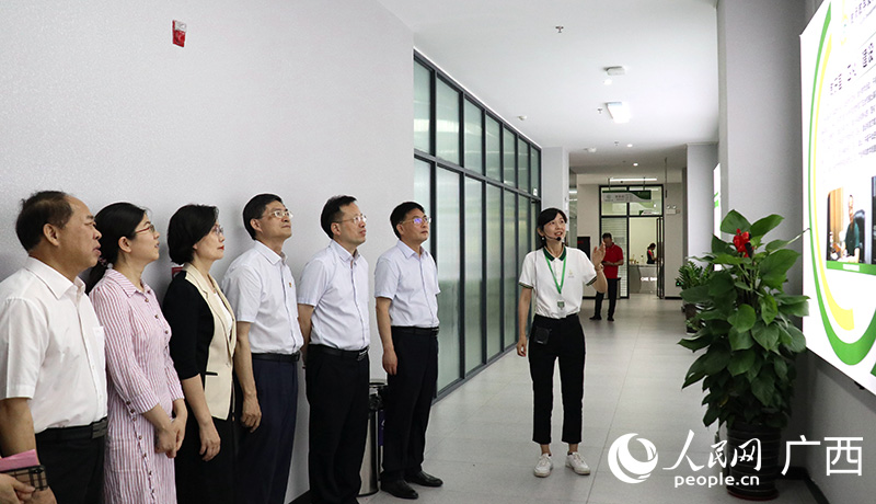 嘉宾参观教师教学发展中心。人民网 黄子婧摄