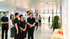 国医大师丁樱一行到我校参观指导