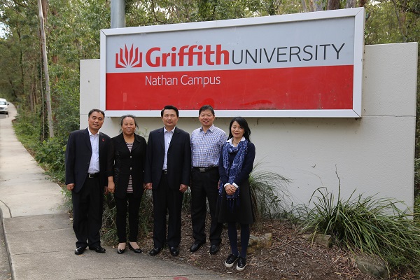 我校代表团全家福