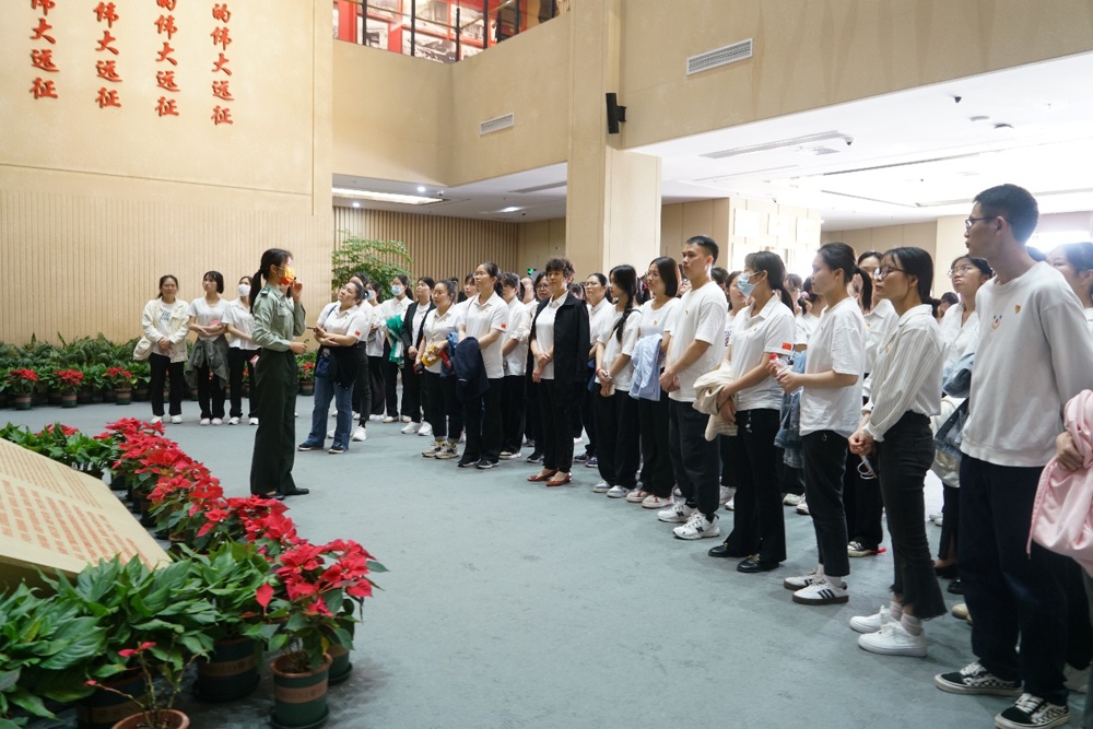 一群人站在台上
中度可信度描述已自动生成