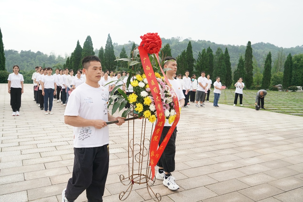 一群人站在雪地里摆拍
描述已自动生成