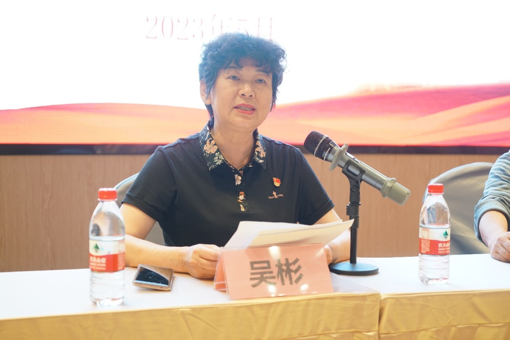 图片包含 桌子, 人, 室内, 女人
描述已自动生成